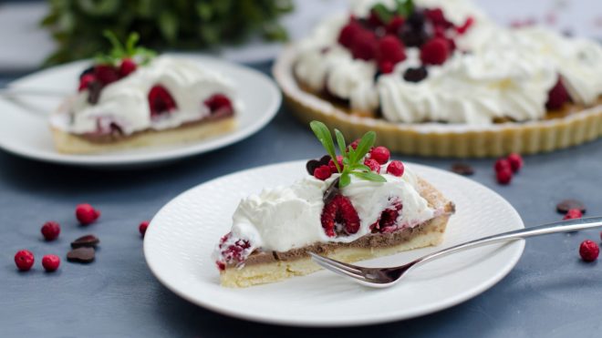 Čokoládový tart s malinami a šľahačkou