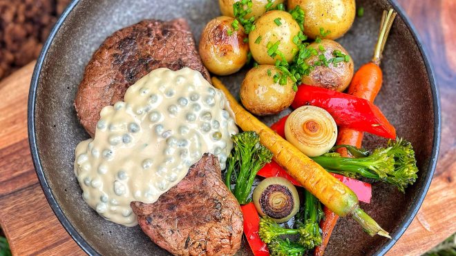 Rib-eye steak s grilovanou zeleninou a omáčkou zo zeleného korenia