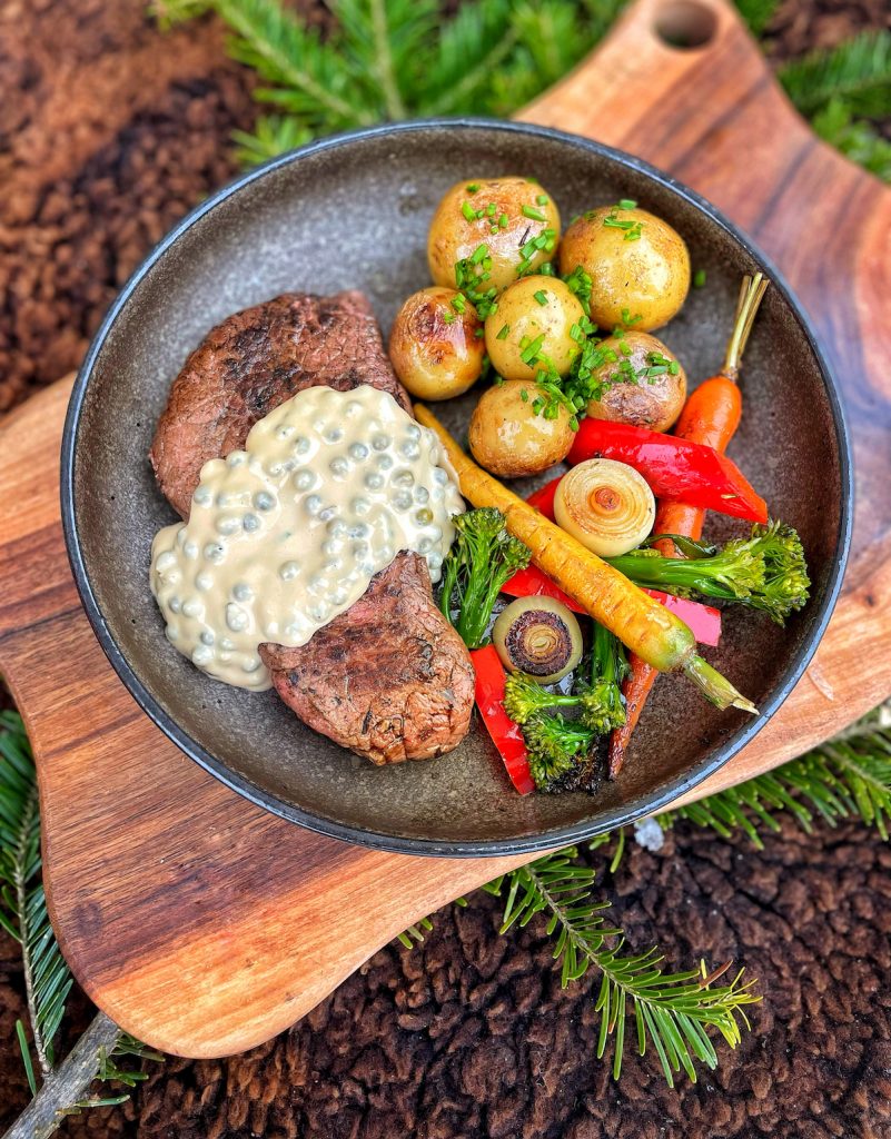 Rib-eye steak s grilovanou zeleninou a omáčkou zo zeleného korenia 4